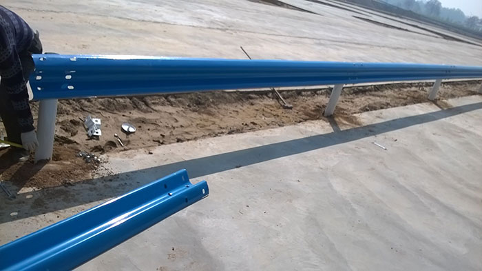 藍色噴塑波形護欄安裝中